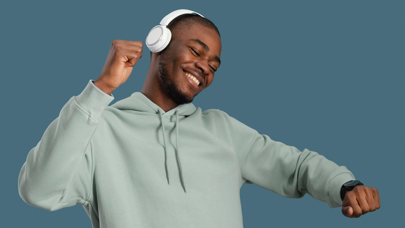 Homme portant des écouteurs Bluetooth confortables pour un son immersif