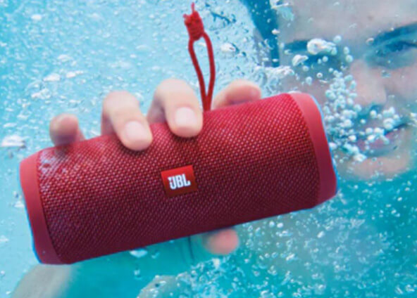 Femme utilisant un casque audio haut de gamme pour une expérience sonore exceptionnelle